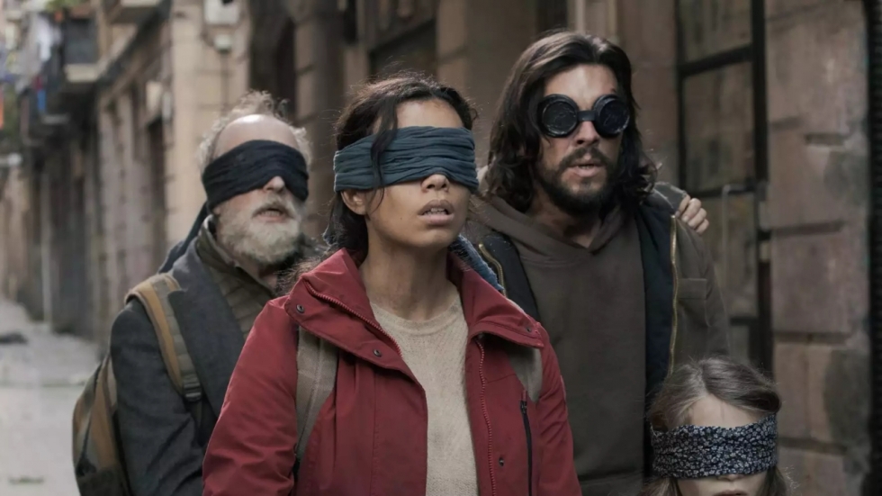 De poster voor 'Bird Box 2' van Netflix heeft een boodschap: "Kijk niet"