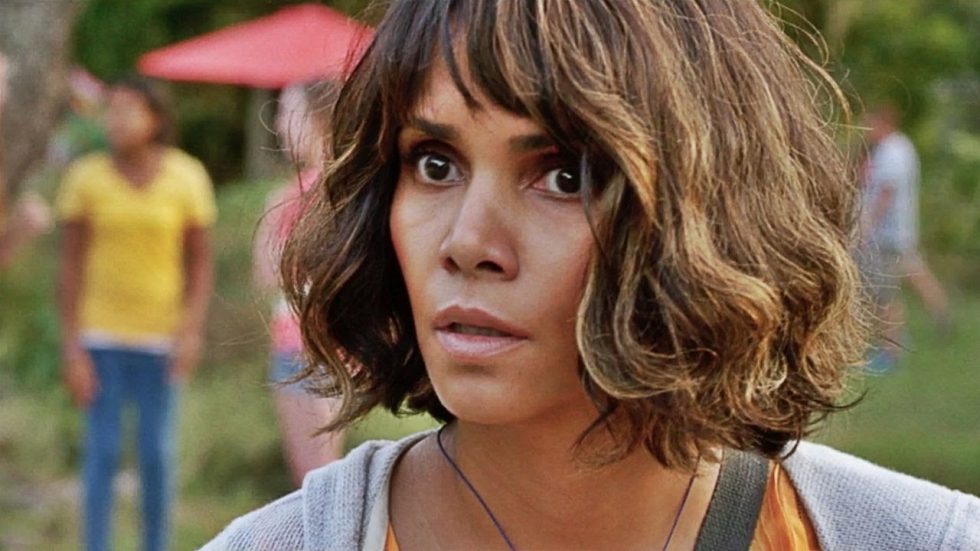 Halle Berry's topje zakt per ongeluk af en laat hierdoor meer zien dan gedacht