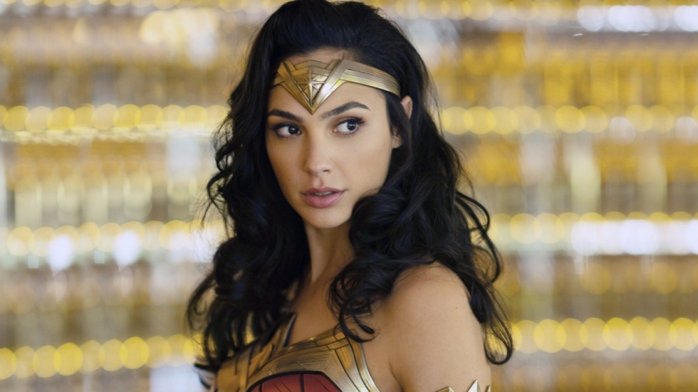 Gal Gadot viert het succes van haar #1 Netflix-film aan het zwembad