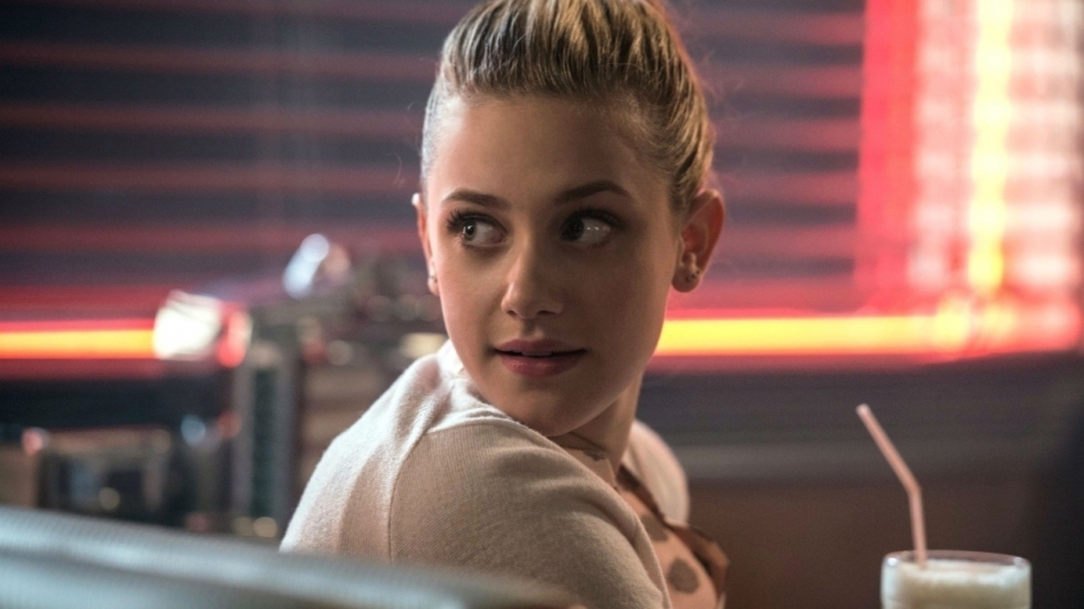 Het jurkje van Lili Reinhart lijkt behoorlijk krap te zitten