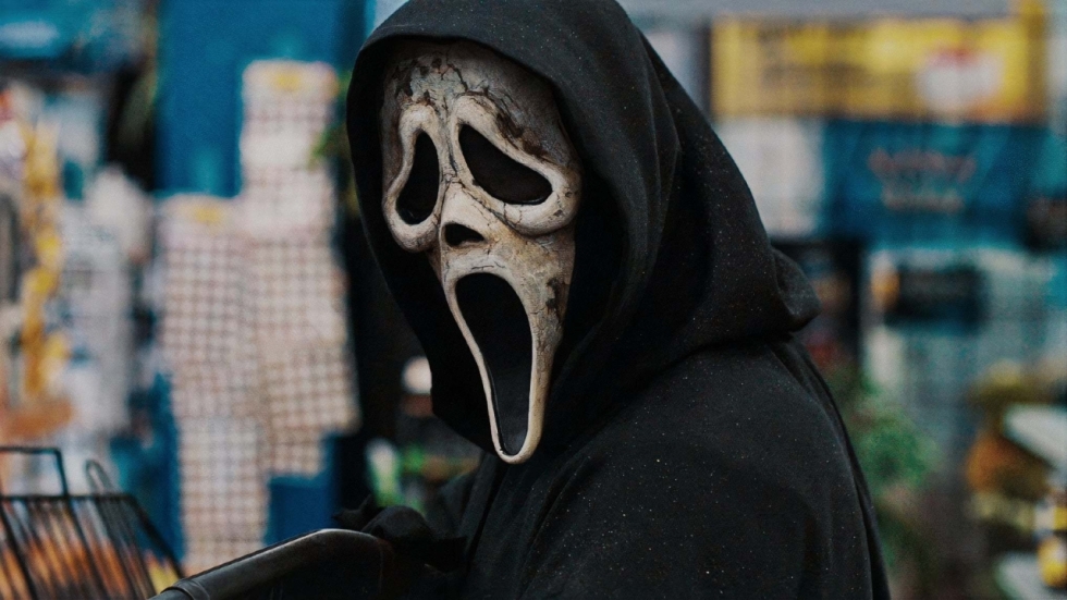 Bijna beter dan de films: Ghostface uit 'Scream' belt met personages uit bekende Hollywood-films