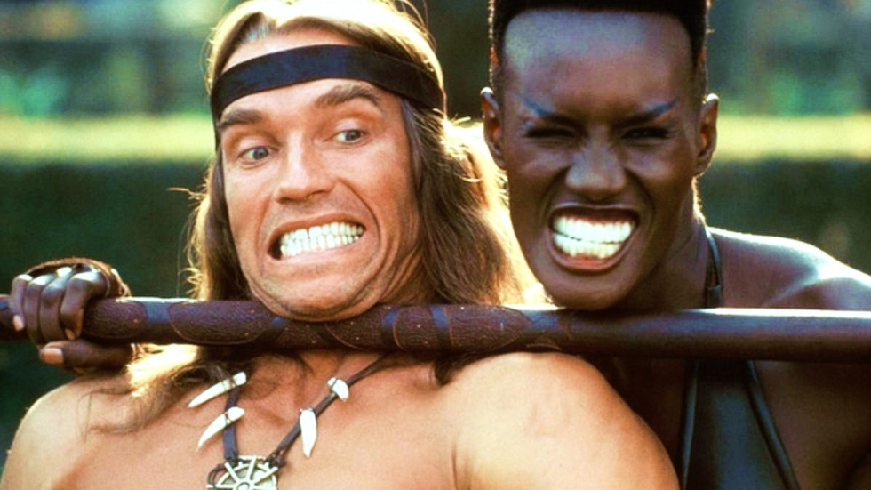 Arnold Schwarzenegger pakt het zwaard van 'Conan' weer op