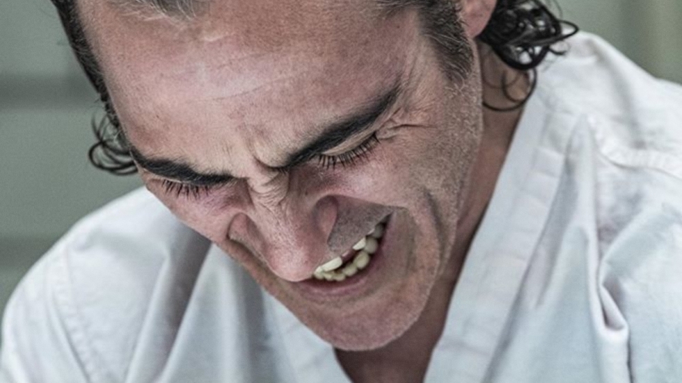 Prachtige nieuwe foto uit 'Joker 2': Arthur Fleck staat eenzaam in de regen