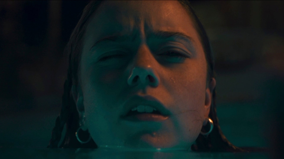 Zwemmend tienermeisje aas voor monster in de horrorfilm 'Night Swim' van de makers van 'MEGAN'