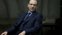 'Spectre' had oorspronkelijk een mindblowing plottwist voor Ralph Fiennes' M
