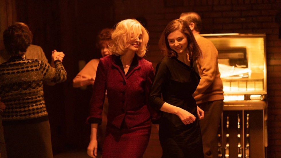 Duistere trailer voor 'Eileen' verbindt Anne Hathaway & Thomasin McKenzie