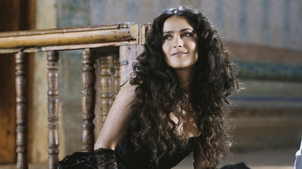 Salma Hayek is ouderwets oogverblindend in opvallend wit jurkje