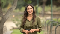Rosario Dawson schittert op het strand: "Alles schoon"