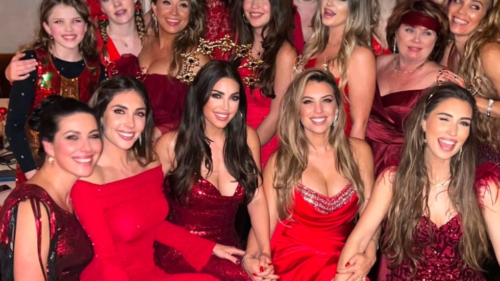 Yolanthe Cabau en haar vele prachtige zussen vieren kerst in spetterende jurkjes