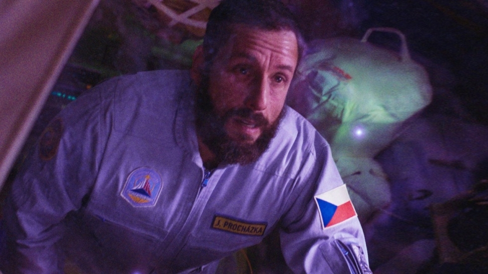 Officiële trailer 'Spaceman': Opnieuw verrassend acteerwerk van Adam Sandler