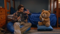Eerste blik op de scheldende beer Ted in de prequel op zijn films uit 2012 en 2015