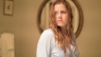 Eerste foto's van "hond" Amy Adams in komische horror 'Nightbitch'