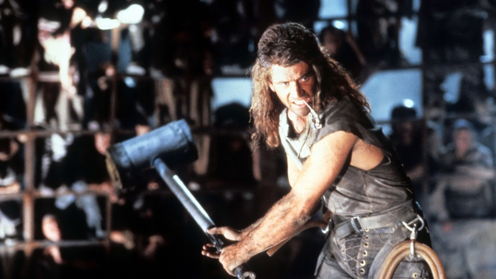 Mel Gibson vecht voor zijn leven met een kettingzaag in de legendarische 'Thunderdome'