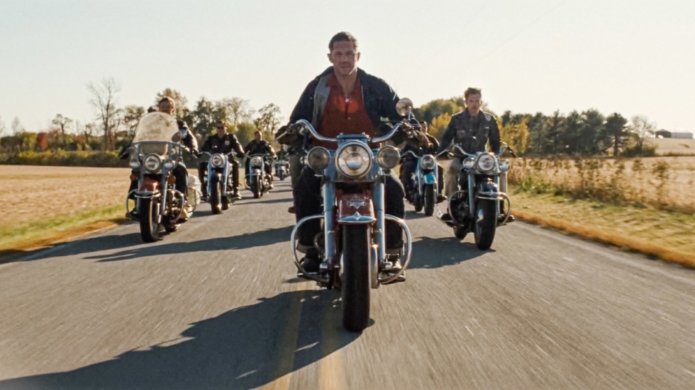 Tom Hardy en Austin Butler gaan meedogenloos hard in rauwe trailer voor 'Bikeriders'