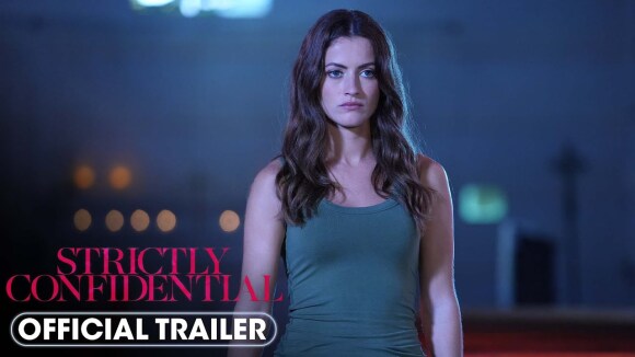 Elizabeth Hurley op het strand in trailer voor 'Strictly Confidential'
