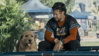 Mark Wahlberg in opmerkelijke rol in trailer 'Arthur the King'