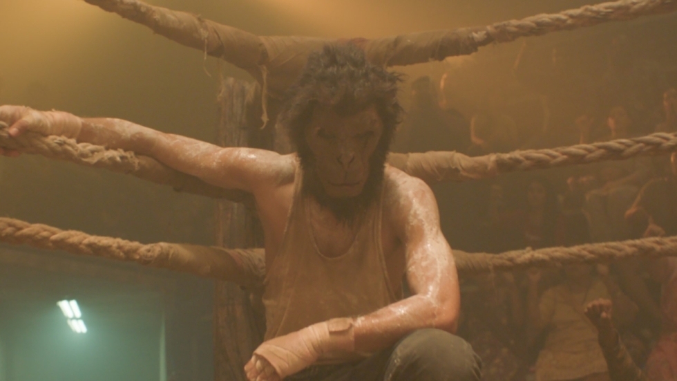 'Monkey Man': bikkelhard en veelbelovend regiedebuut vol stijlvolle actie