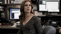 Eerste foto's van "hond" Amy Adams in komische horror 'Nightbitch'