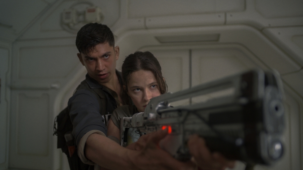 Nieuwe beeld van 'Alien Romulus': Cailee Spaeny leidt de bemanning de monsterlijke duisternis in